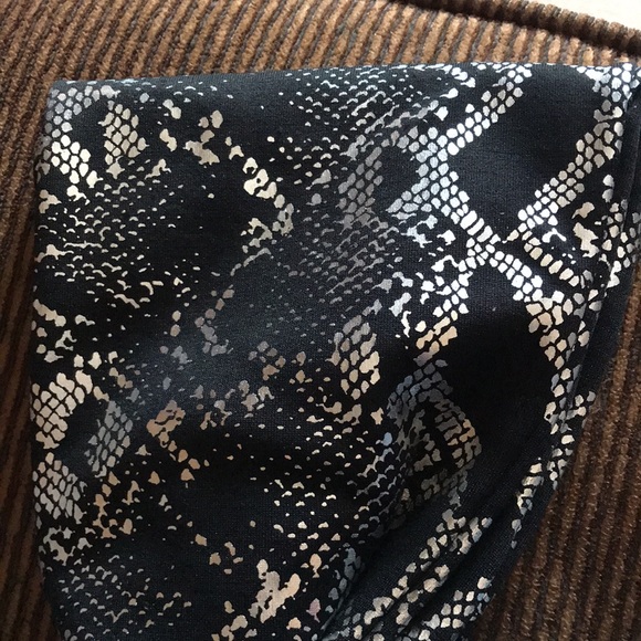 NWT Snakeskin Print Fleece Metallic Black & Silver Leggings - Picture 4 of 4